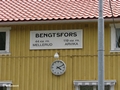 Bahnhofsschild Bengstfors, Ri Mellerud fahren Züge, Ri Arvika nur Draisinen
